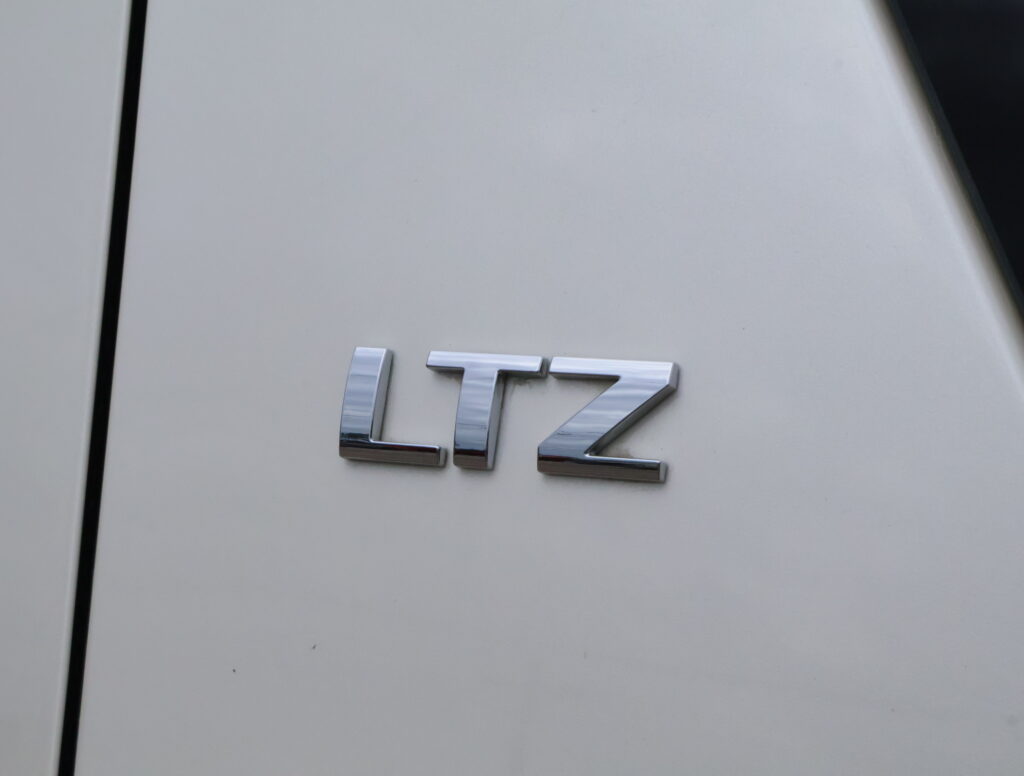 2012 WHITE CHEVROLET SUBURBAN SUV 4-DR