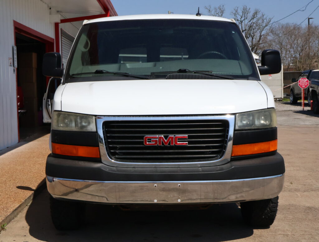 2014 WHITE GMC SAVANA EXT SPORTS VAN