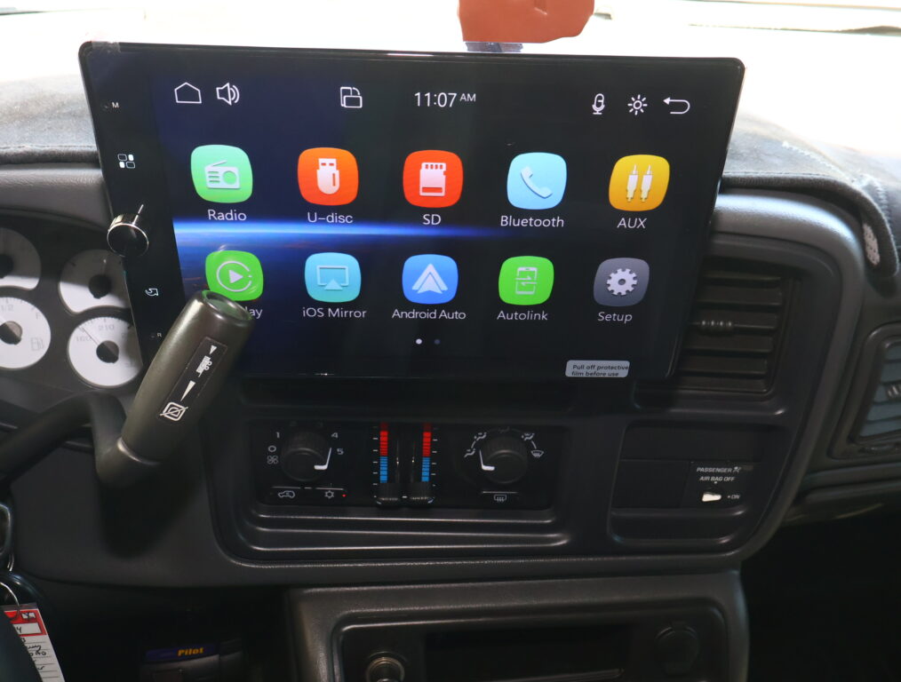 Car infotainment screen showing apps: Radio, U-disk, SD, Bluetooth, AUX; time 11:07 AM.